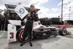 Le poleman Helio Castroneves, Team Penske Chevrolet, célèbre sa 50e pole position avec le drapeau P1