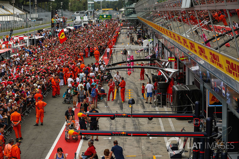 Kimi Raikkonen, Ferrari signs autographs for the fans on the pitlane walkabout