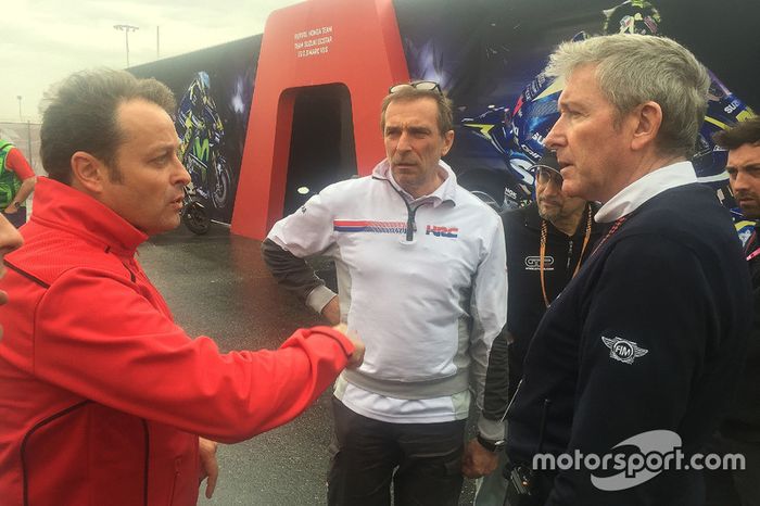 Emilio Alzamora, Livio Suppo, Mike Webb discutono delle condizioni della pista