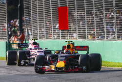 Max Verstappen, Red Bull Racing RB13, devant Esteban Ocon, Force India VJM10