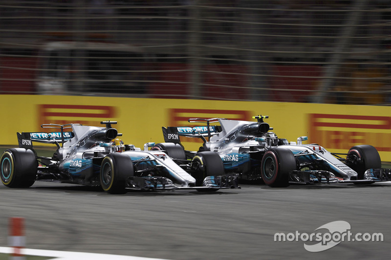Lewis Hamilton, Mercedes AMG F1 W08, en lutte avec Valtteri Bottas, Mercedes AMG F1 W08