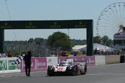 #2 Porsche LMP Team Porsche 919 Hybrid: Timo Bernhard, Earl Bamber, Brendon Hartley remporte la course