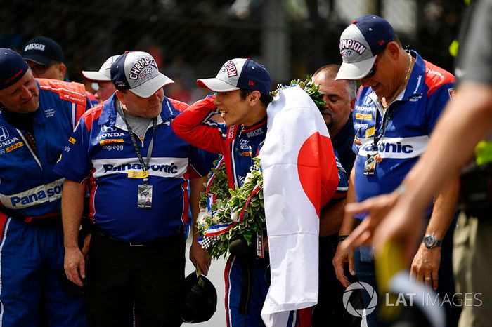 Takuma Sato, Michael Andretti, dueño de Andretti Autosport team celebra la victoria en la pista