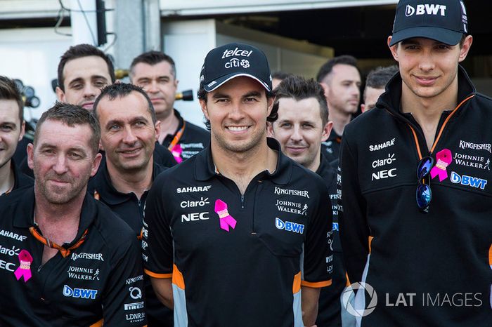 Sergio Pérez, Force India, Esteban Ocon, Force India F1 y los mecánicos del equipo en la revelación de la la Asociación de atención de cáncer de mama con Force India F1