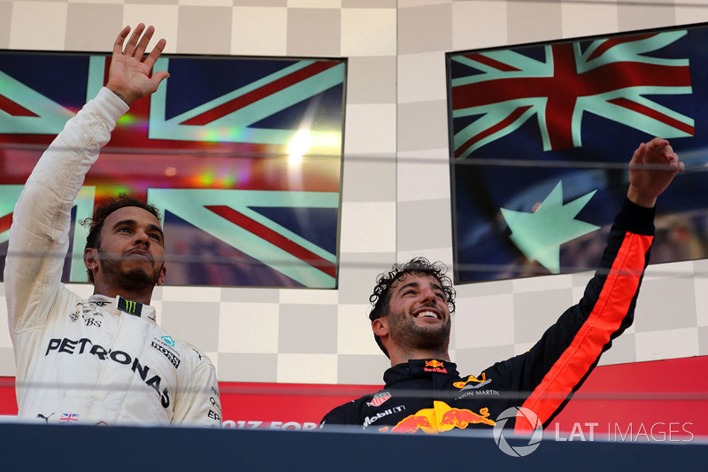 Le vainqueur Lewis Hamilton, Mercedes AMG F1 et Daniel Ricciardo, Red Bull Racing sur le podium