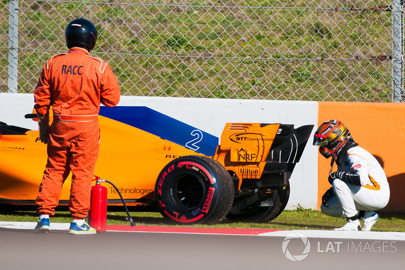 Stoffel Vandoorne, McLaren MCL33 stops on track