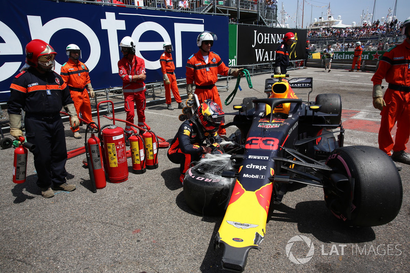 Max Verstappen, Red Bull Racing RB14 looks at his crashed car