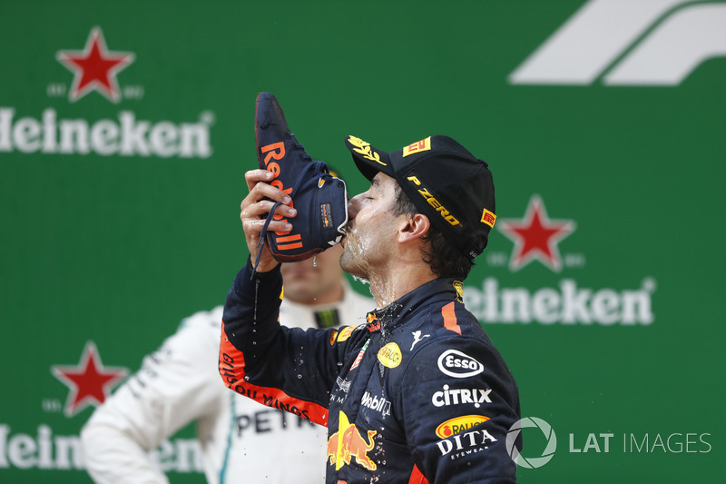 O australiano escalou o pelotão e superou Bottas para a vitória próximo ao fim da prova.