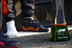 Il trofeo del vincitore e la scarpa di Daniel Ricciardo, Red Bull Racing, 1° classificato