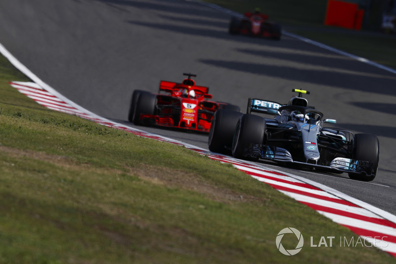 Valtteri Bottas, Mercedes AMG F1 W09, Sebastian Vettel, Ferrari SF71H, y Kimi Raikkonen, Ferrari SF71H