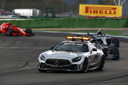 La voiture de sécurité devant Lewis Hamilton, Mercedes AMG F1 W09, Valtteri Bottas, Mercedes AMG F1 W09 et Kimi Raikkonen, Ferrari SF71H