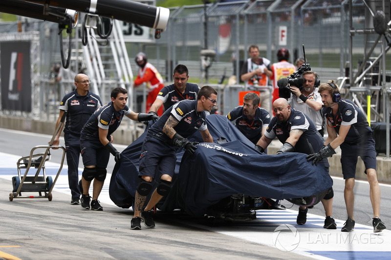 De wagen van Daniil Kvyat, Scuderia Toro Rosso STR11 wordt teruggebracht naar de pits na zijn crash