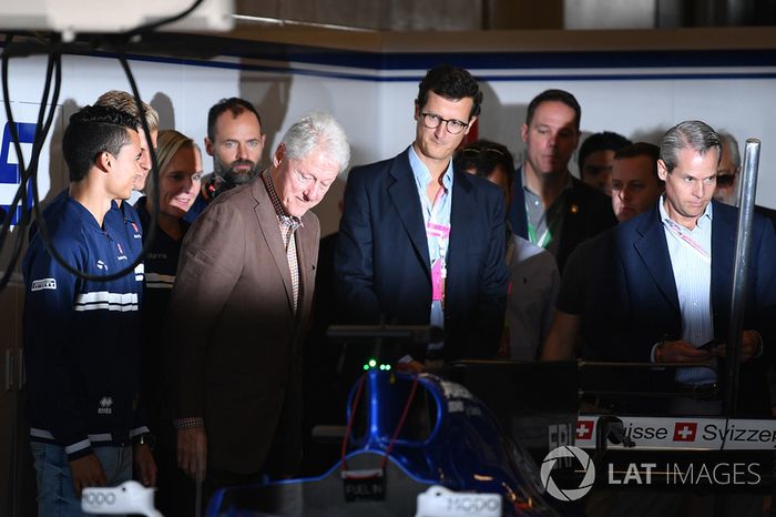Ex presidente Bill Clinton, con Marcus Ericsson, Sauber y Pascal Wehrlein, Sauber