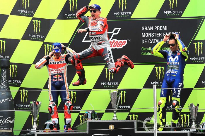 Podio. el segundo clasificado Marc Marquez, Repsol Honda Team, el ganador de la carrera Jorge Lorenzo, Ducati Team, y el tercero Valentino Rossi, Yamaha Factory Racing