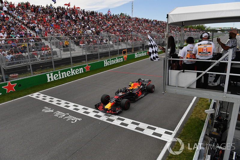 Max Verstappen, Red Bull Racing RB14 llega a la bandera a cuadros ondeada por Winnnie Harlow