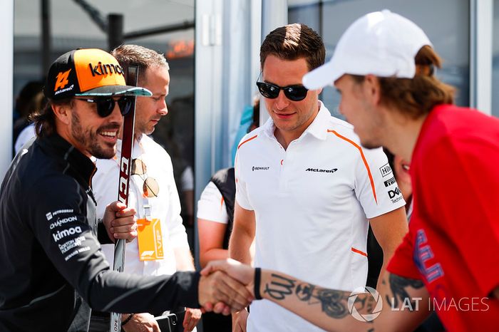 Fernando Alonso, McLaren, y Stoffel Vandoorne, McLaren, con jugadores de hockey canadienses