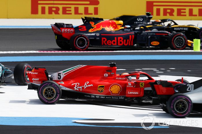 Carlos Sainz Jr., Renault Sport F1 Team R.S. 18, Daniel Ricciardo, Red Bull Racing RB14, pasan a Sebastian Vettel, Ferrari SF71H, Valtteri Bottas, Mercedes AMG F1 W09