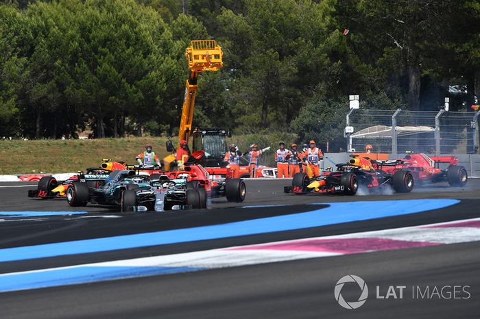 Lewis Hamilton, Mercedes-AMG F1 W09 lidera al inicio de la carrera mientras Sebastian Vettel, Ferrari SF71H golpea a Valtteri Bottas, Mercedes-AMG F1 W09
