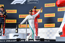 Il vincitore della gara Lewis Hamilton, Mercedes-AMG F1, festeggia sul podio