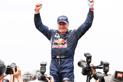 Yarış galibi Carlos Sainz, Peugeot Sport