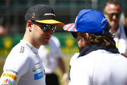 Stoffel Vandoorne, McLaren, avec Fernando Alonso, McLaren