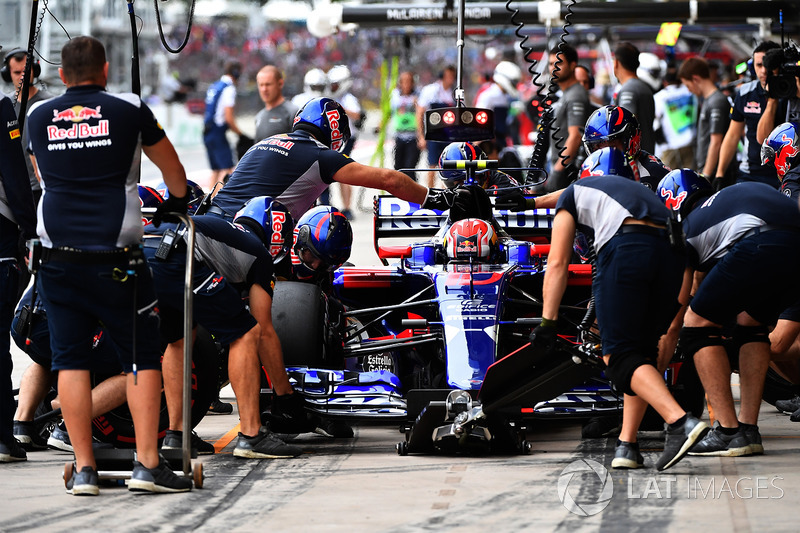 Pierre Gasly, Scuderia Toro Rosso STR12 pit stop