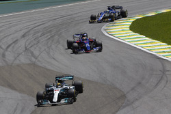 Lewis Hamilton, Mercedes AMG F1 W08, Pierre Gasly, Scuderia Toro Rosso STR12, Marcus Ericsson, Sauber C36