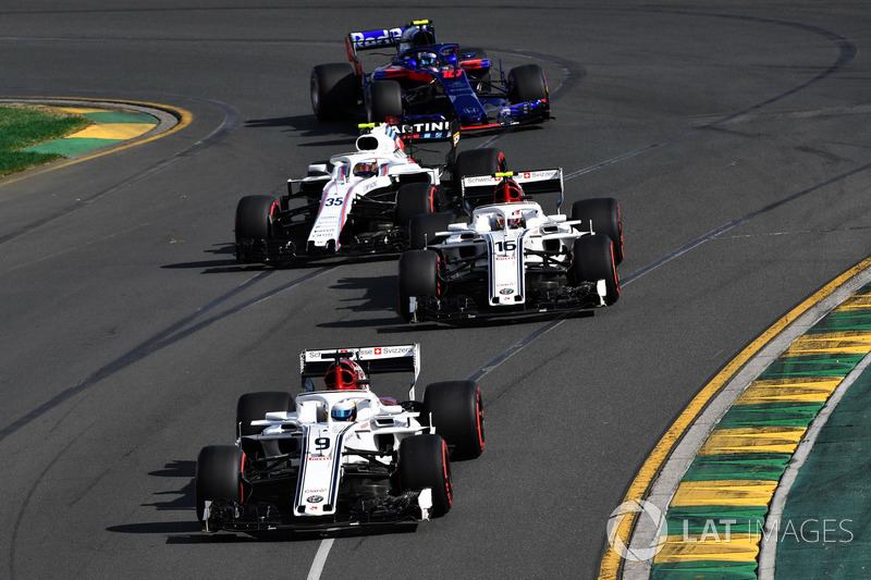 Marcus Ericsson, Sauber C37 precede Charles Leclerc, Sauber C37