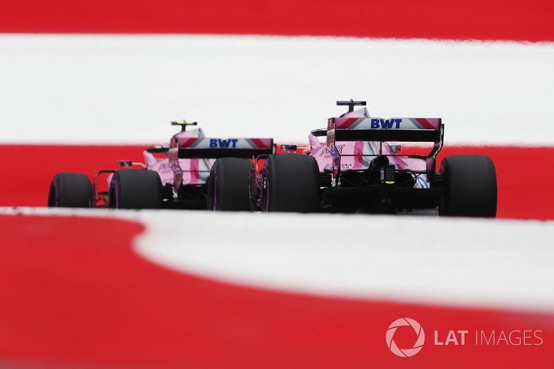 Esteban Ocon, Force India VJM11, precede Sergio Perez, Force India VJM11