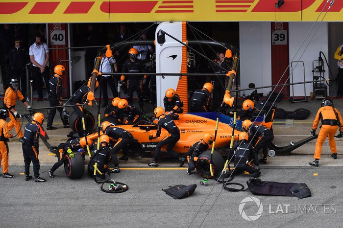 Fernando Alonso, McLaren MCL33 pit stop