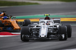 Charles Leclerc, Sauber C37, Fernando Alonso, McLaren MCL33