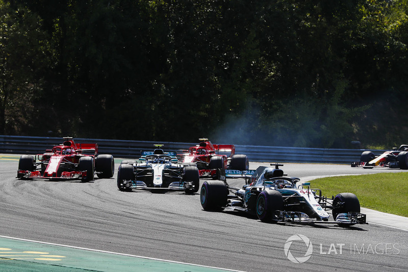 Lewis Hamilton, Mercedes AMG F1 W09, Valtteri Bottas, Mercedes AMG F1 W09, Sebastian Vettel, Ferrari SF71H, Kimi Raikkonen, Ferrari SF71H, at the start of the race