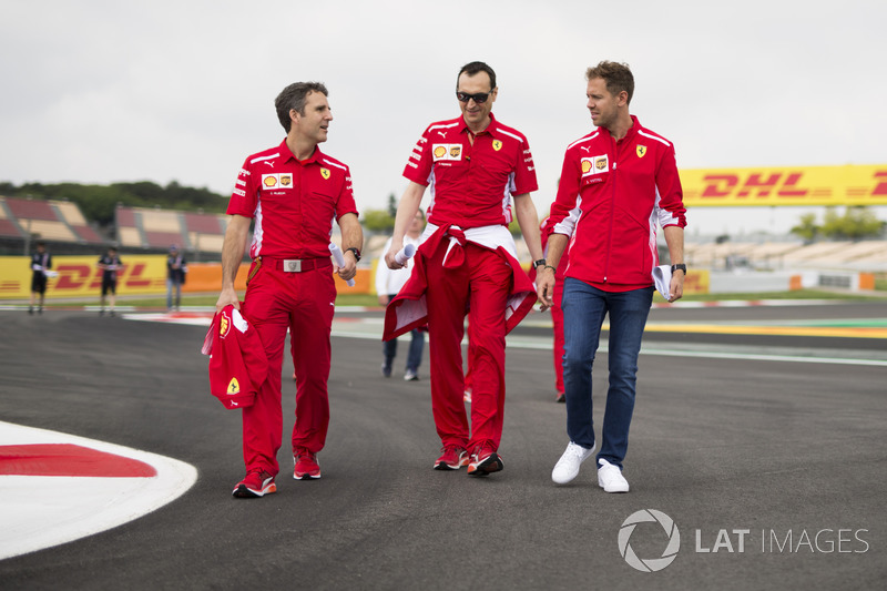 Sebastian Vettel, Ferrari con Riccardo Adami, Ferrari ingeniero de carrera caminan por la pista