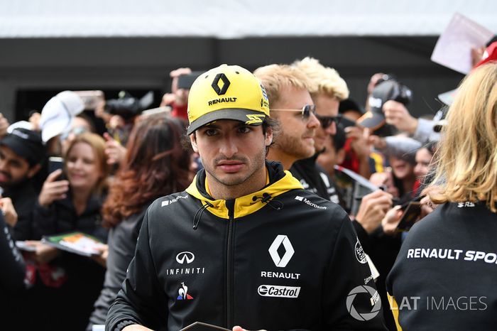Carlos Sainz Jr., Renault Sport F1 Team firma autógrafos