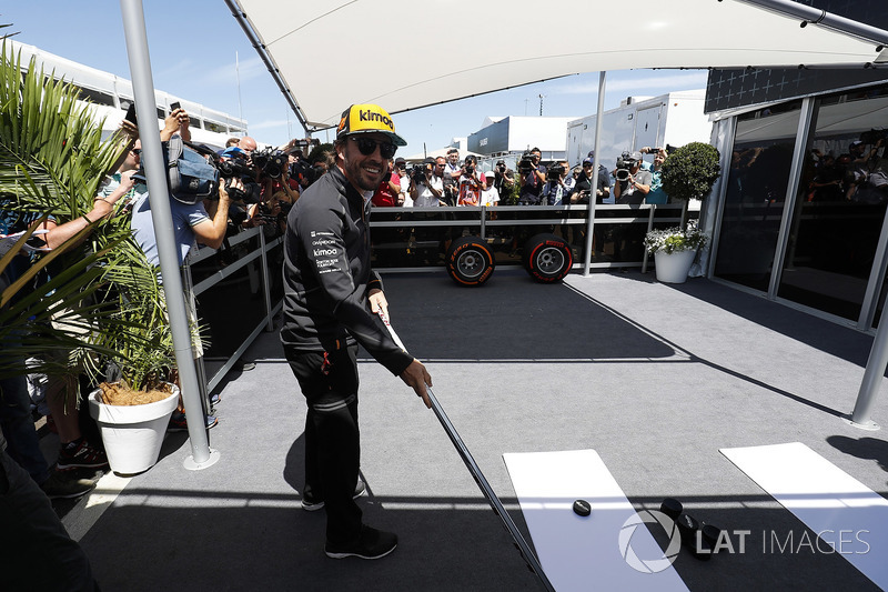 Fernando Alonso, McLaren, est filmé en train de jouer au hockey