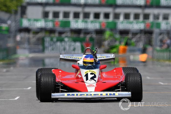Jacques Villeneuve, pilota el Ferrari  312T  con el que su padre ganó el GP de Canadá 1978