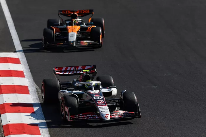 Oscar Piastri, McLaren, Oliver Bearman, Haas F1 Team