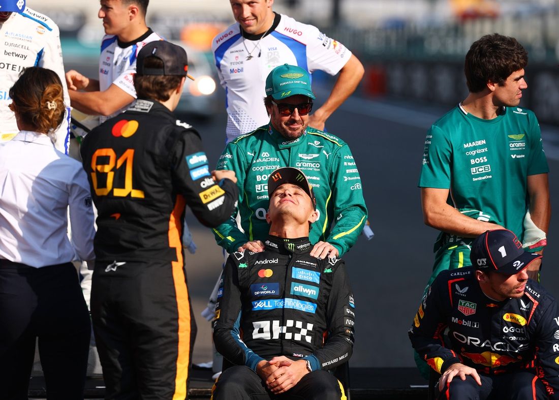 Lando Norris, McLaren, Oscar Piastri, McLaren, Fernando Alonso, Aston Martin Racing