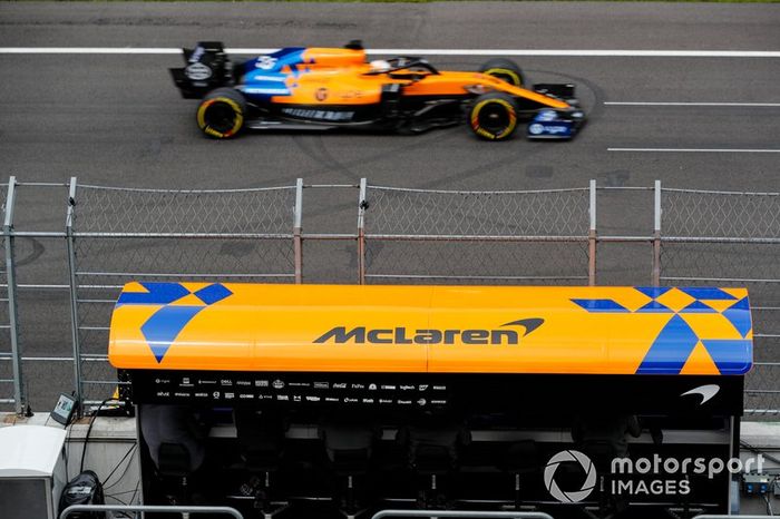 Carlos Sainz Jr, McLaren MCL34, pasa por delante del pórtico de foso McLaren
