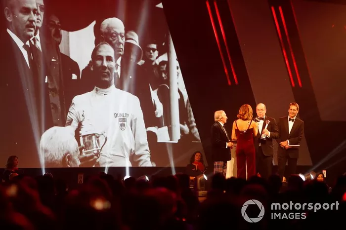 Sir Jackie Stewart, present il Gregor Grant award per il Gran Premio di Monaco al HSH Principe Albert II di Monaco