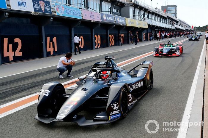 Sébastien Buemi, Nissan e.Dams, Nissan IMO2 exits the pit lane