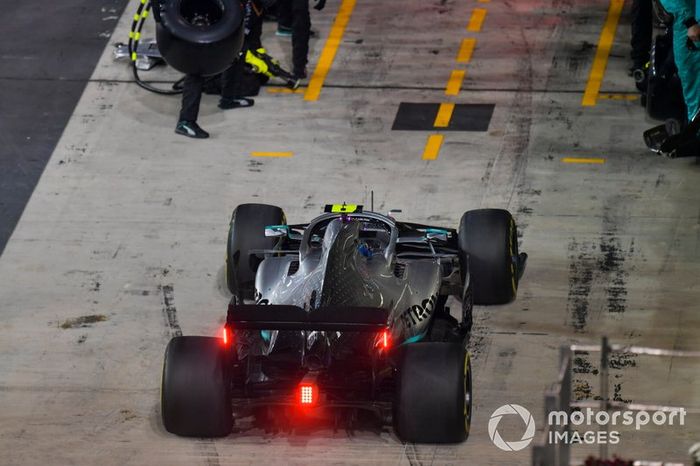 Valtteri Bottas, Mercedes AMG W10, pit box