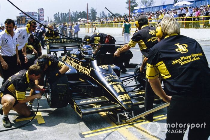 Johnny Dumfries, Lotus 98T Renault, pitstop