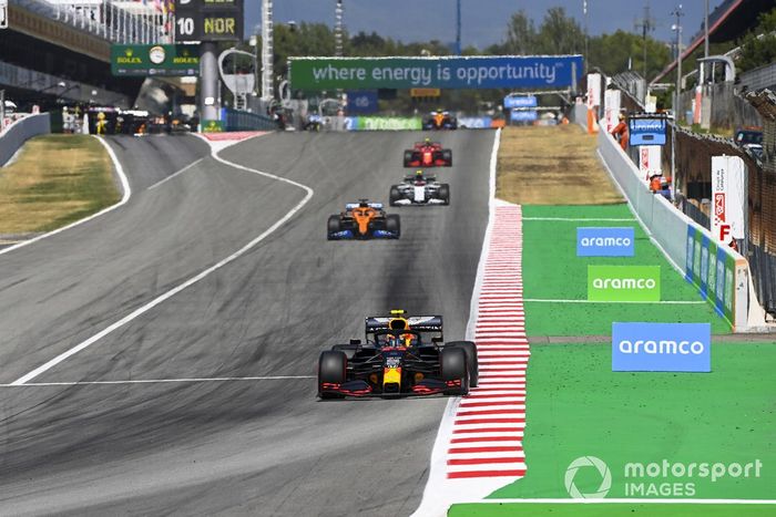 Alex Albon, Red Bull Racing RB16, Carlos Sainz Jr., McLaren MCL35, Pierre Gasly, AlphaTauri AT01