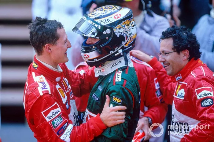 Eddie Irvine, Jaguar R3, celebra pódio com vencedor Michael Schumacher, Ferrari F2001