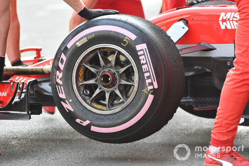 Rueda delantera Ferrari y neumático Pirelli.