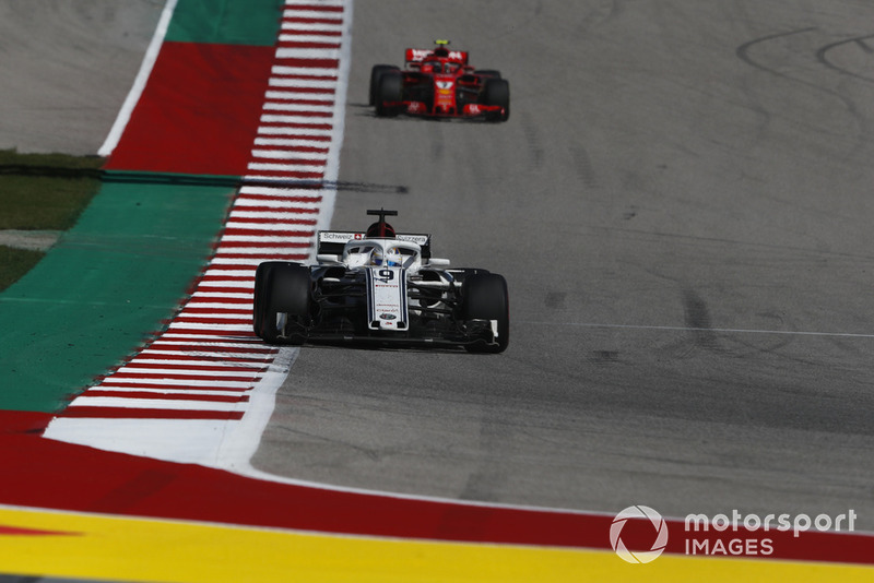 Marcus Ericsson, Sauber C37 e Kimi Raikkonen, Ferrari SF71H