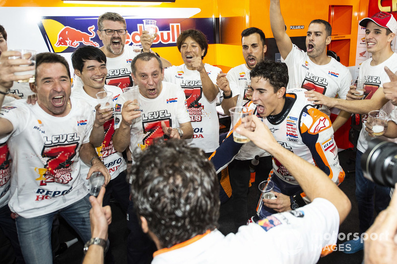 Чемпіон світу MotoGP 2018 року Марк Маркес, Repsol Honda Team, зі своєю командою
