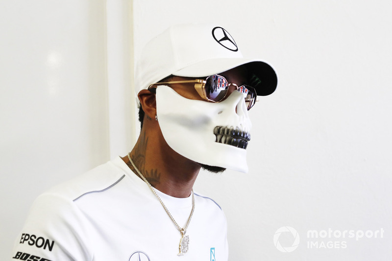 Lewis Hamilton, Mercedes AMG F1, signe des autographes avec un masque