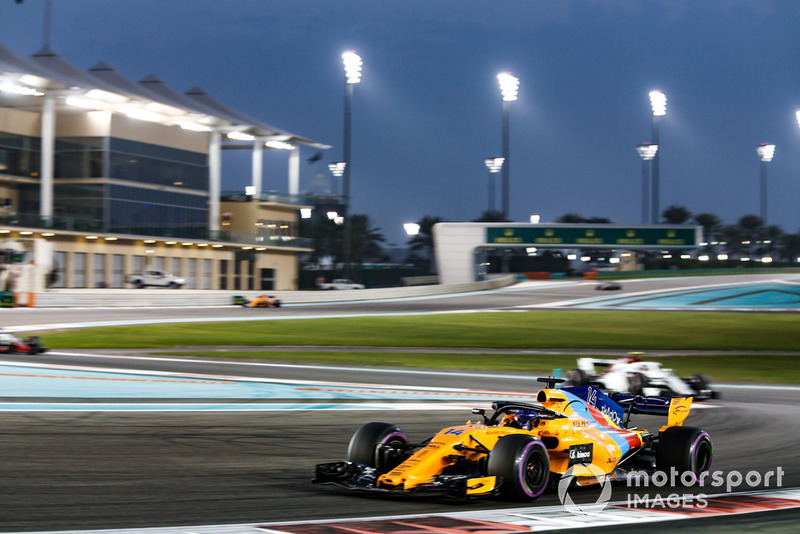 Fernando Alonso, McLaren MCL33 leads Charles Leclerc, Sauber C37
